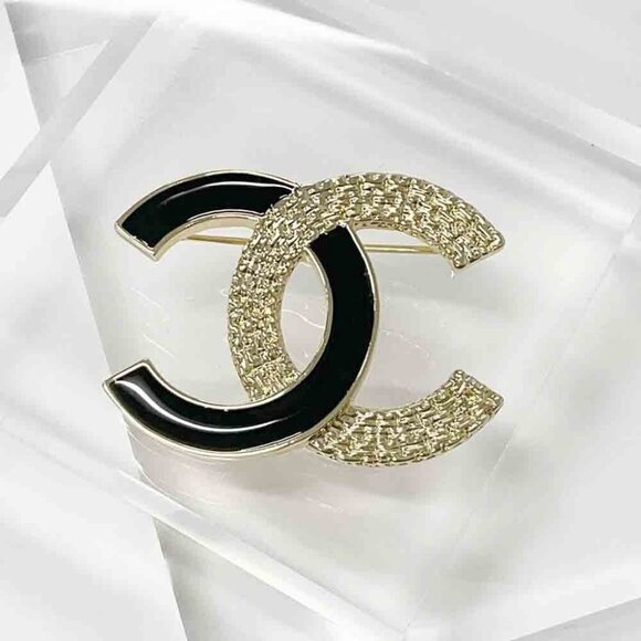 CHANEL CC Logo Black Enamel Chain Brooch Gold Tone Pin B24P Auth - Picture 1 of 5